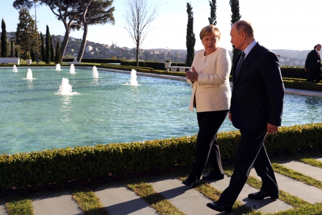 Меркель разглядела на Путине «сибирское пальто»