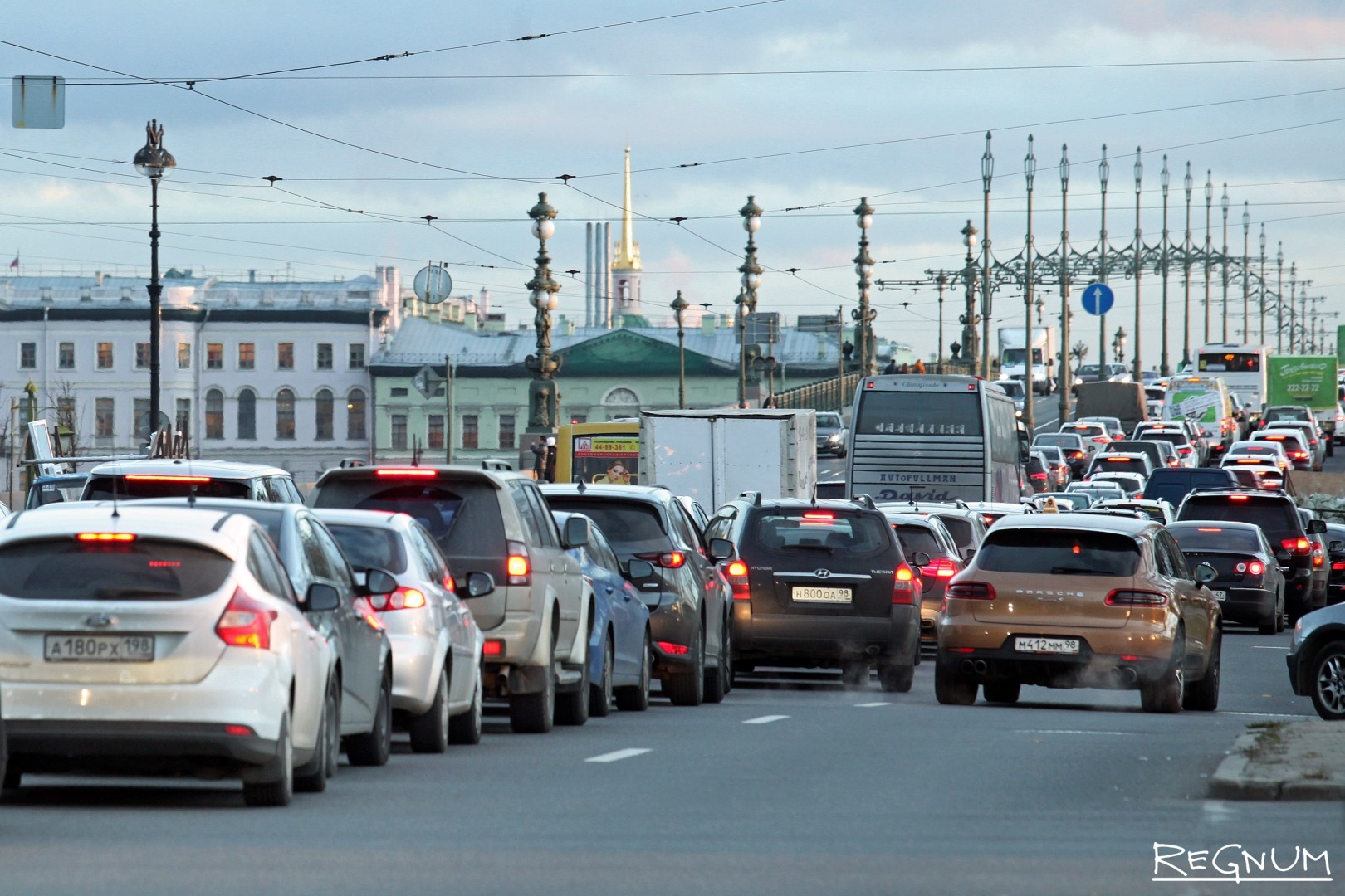 Движение на автомобиле в санкт петербурге. Пробки в Питере. Пробки на дорогах Питера. Санкт-Петербург машины. Много машин в Питере.