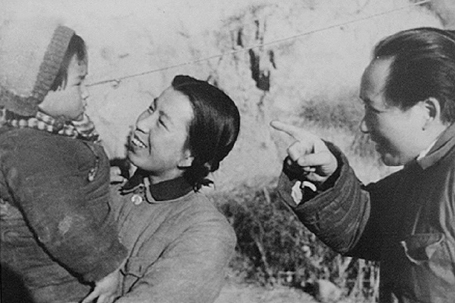 Мао Цзедун с женой и ребёнком в 1943 году 