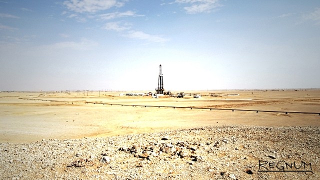 Нефтяная вышка в пустыне 