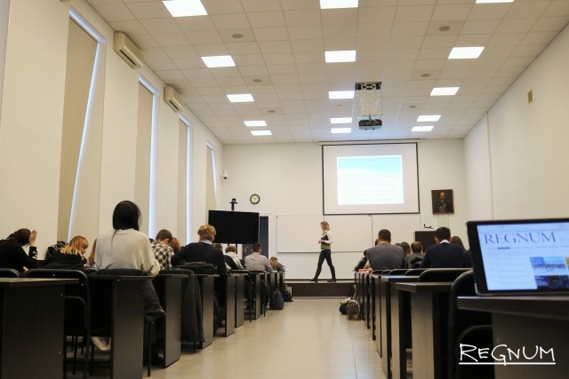 Студенты второго курса на лекции «Экономика предприятия»