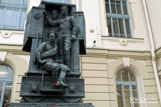 Память жертв Первой мировой почтили в Петербурге у солдатского монумента