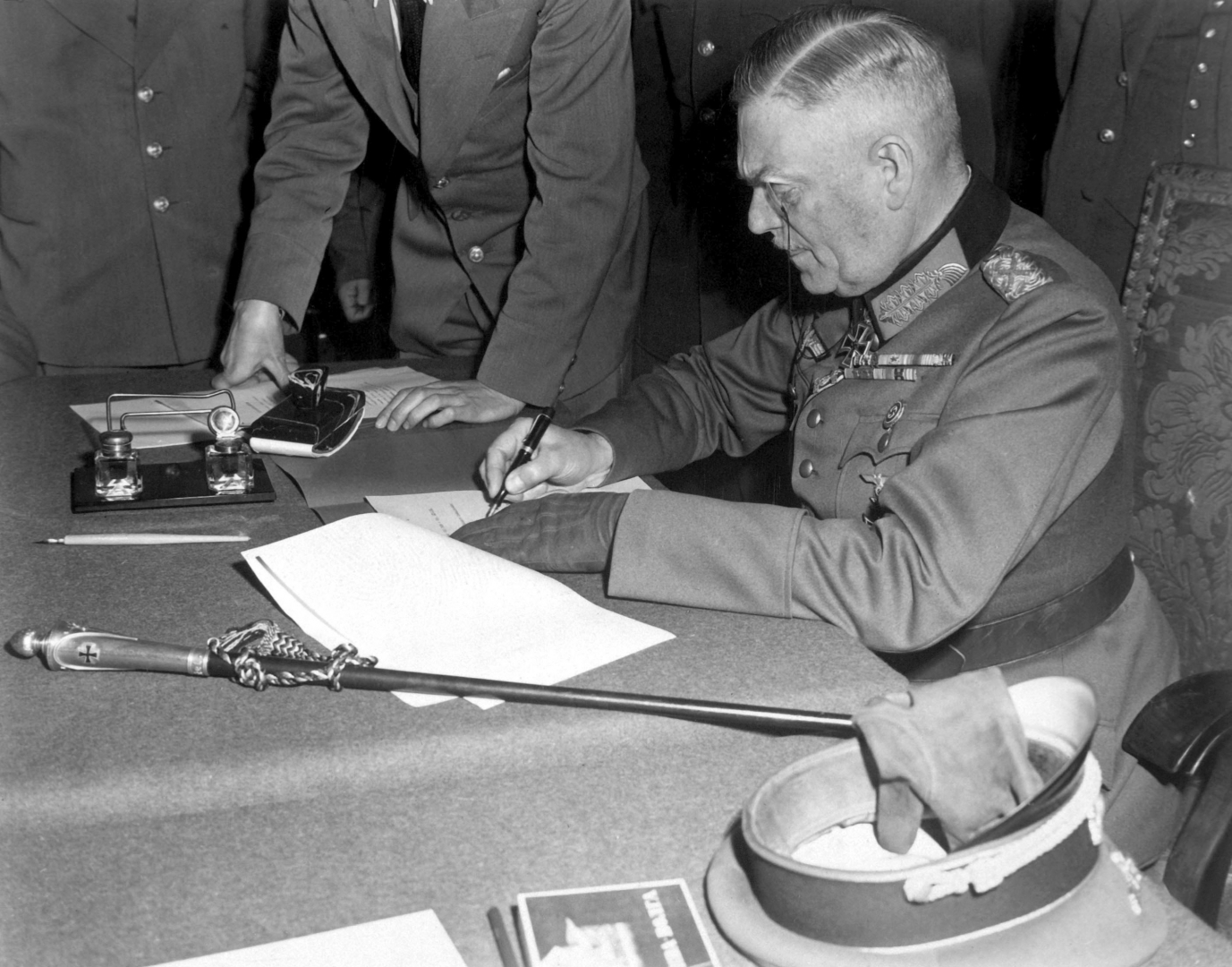 Кейтель подписывает капитуляцию в Карлсхорсте. 1945 