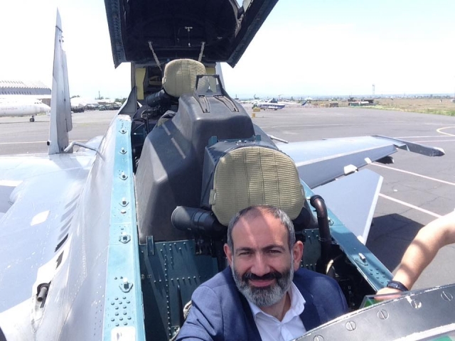 Премьер-министр Армении Никол Пашинян в кабине истребителя Су-30СМ