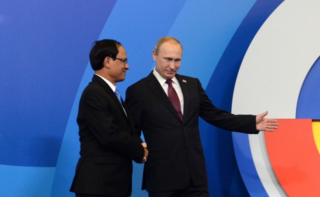 Владимир Путин с генеральным секретарём АСЕАН Ле Лыонг Минем