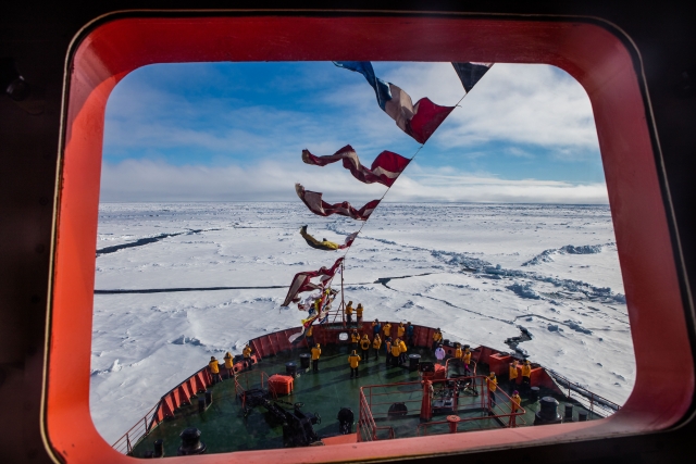 Северный полюс – это географическая точка, которая не принадлежит ни одной стране. Когда ледокол приближается к полюсу, на судне вывешивают флаги тех стран, граждане которых находятся в рейсе
