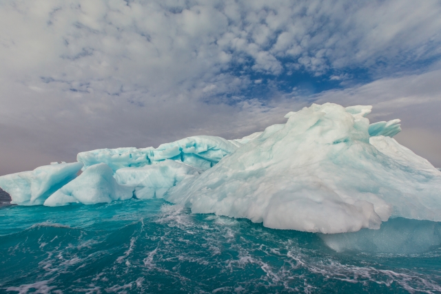 Необычный цвет воде придает подводная часть айсберга, вблизи острова Александры
