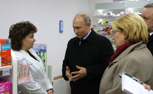 Президент осмотрел полки одной из аптек Санкт-Петербурга