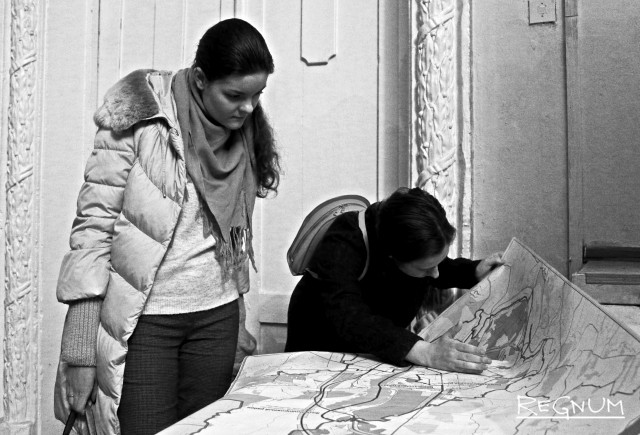 Жители Воронежа изучают на карте «зеленый пояс» 