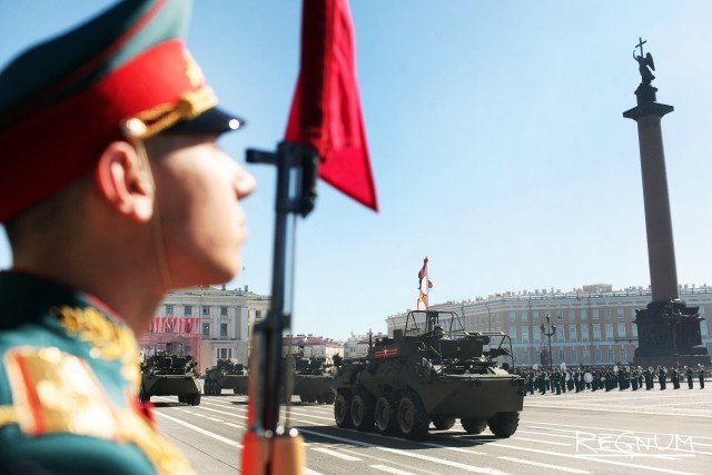 «Справедливая Россия» одобряет январский парад в Петербурге