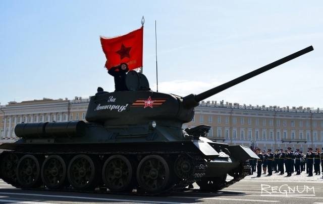 Танк Т-34 на параде Победы в Петербурге