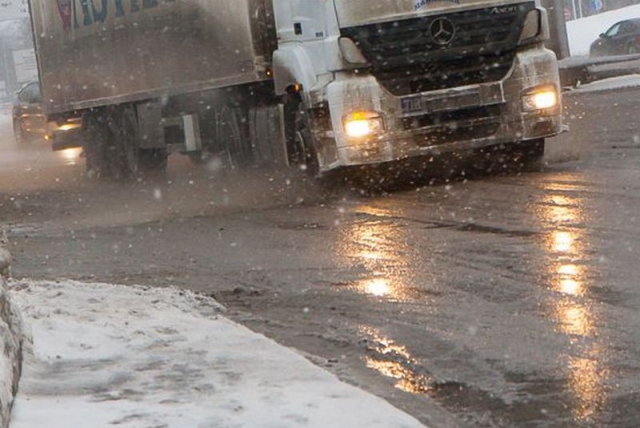 Из-за непогоды на Военно-Грузинской дороге скопились 120 грузовиков