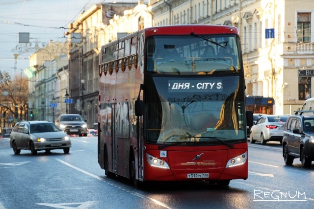 Автобус на улице Петербурга