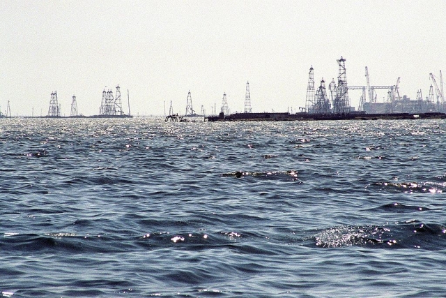 Добыча нефти в Каспийском море. Азербайджан 