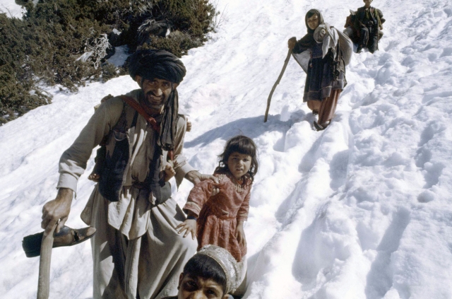 Афганские беженцы бегут от боевых действий в Пакистан. 1980