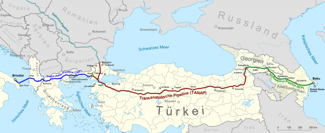Трансадриатический (TAP), Трансанатолийский (TANAP) и южнокавказский (SCP) газопроводы (обзначены синим, красным и зелёным цветами, соответственно) 