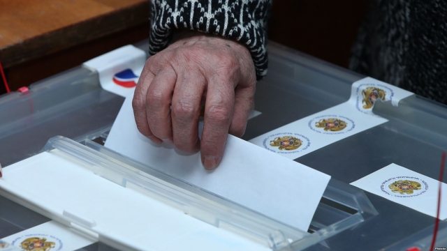 На внеочередные выборы в Армении пришли меньше половины избирателей
