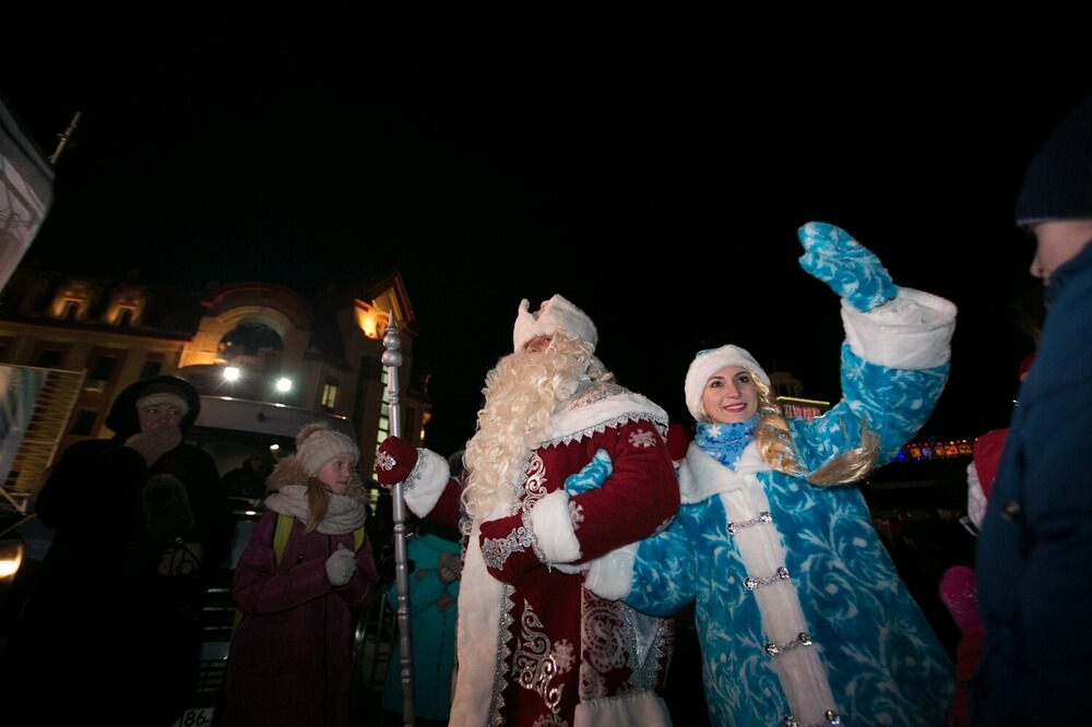 Дед Мороз со Снегурочкой приветствуют жителей города