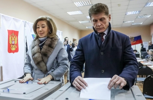 Олег Кожемяко с супругой на избирательном участке
