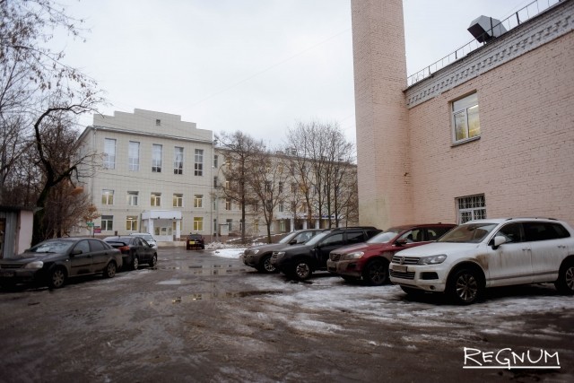 парковка. парковка больница. парковка у 2 больницы. машина около больницы. парковка у больницы сперанского.