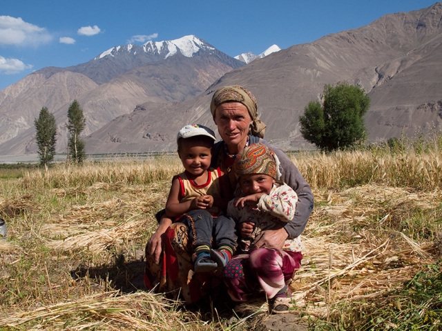 Семья Таджикские мигранты в России стали больше денег отправлять на родину