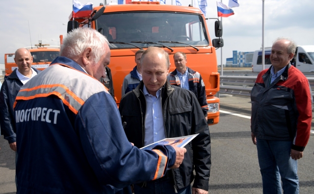 Владимир Путин со строителями Крымского моста