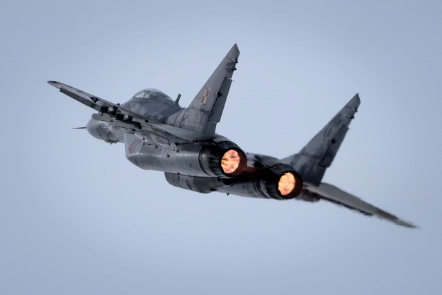 В Ейске МиГ-29 уронил при взлёте топливные баки