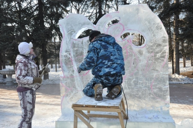 В Биробиджане прошёл конкурс ледовых скульптур «Хрустальная менора — 2018»