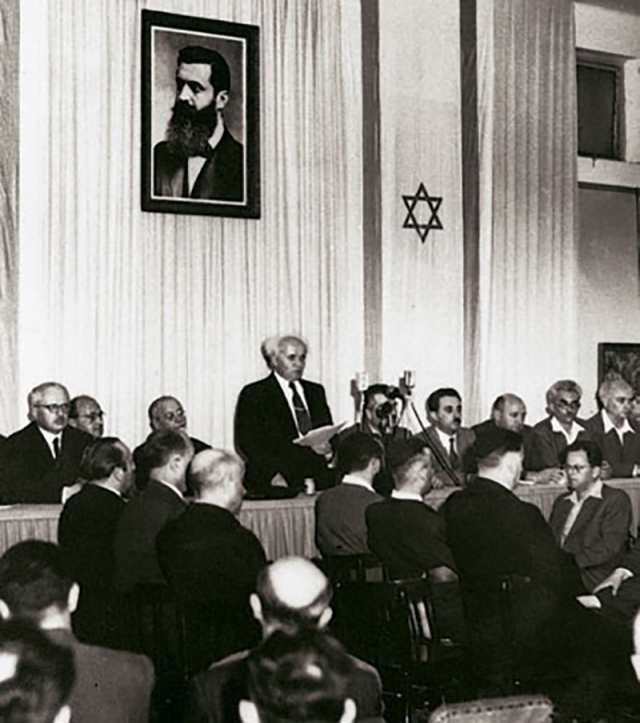 Давид Бен-Гурион провозглашает независимость Израиля под портретом Теодора Герцля. 1948