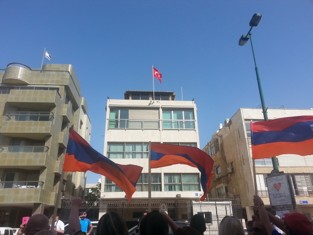 Армяне возле турецкого посольства в Тель-Авиве 