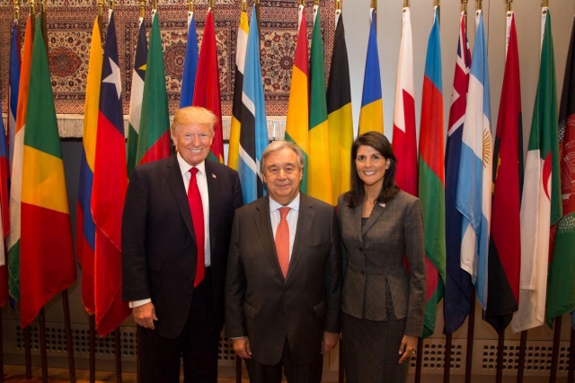 Хейли вместе с президентом Дональдом Трампом и Генеральным секретарем Организации Объединенных Наций Антониу Гутеррисом