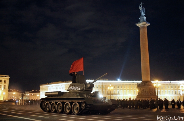 Танк Т-34 на репетиции военного парада в Петербурге в честь Дня Победы