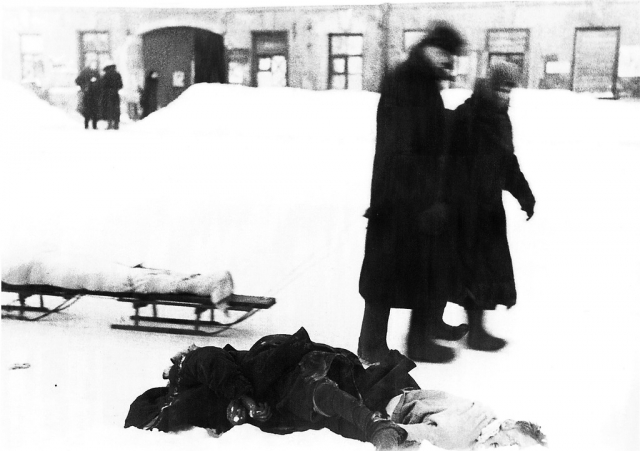 Трупы умерших от голода на ленинградских улицах. 1942