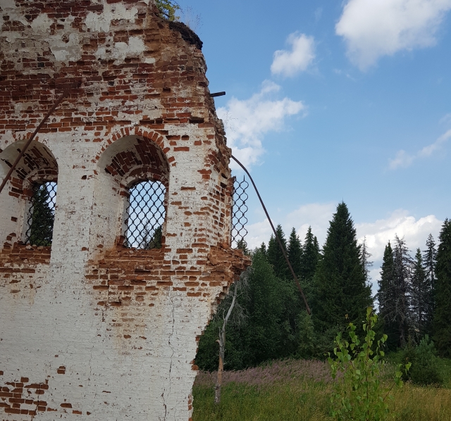 Руины Никольской церкви 1753 г. Деревянная Христорождественская церковь 1620 г. стоявшая рядом погибла в годы Советской власти.
