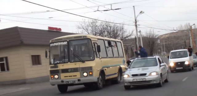 В Армении «хулиганы» напали на автобус с призывниками