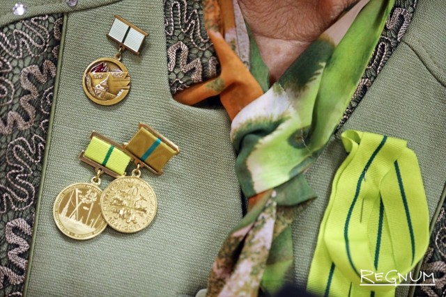 Медали блокадника и ленточка медали «За оборону Ленинграда»