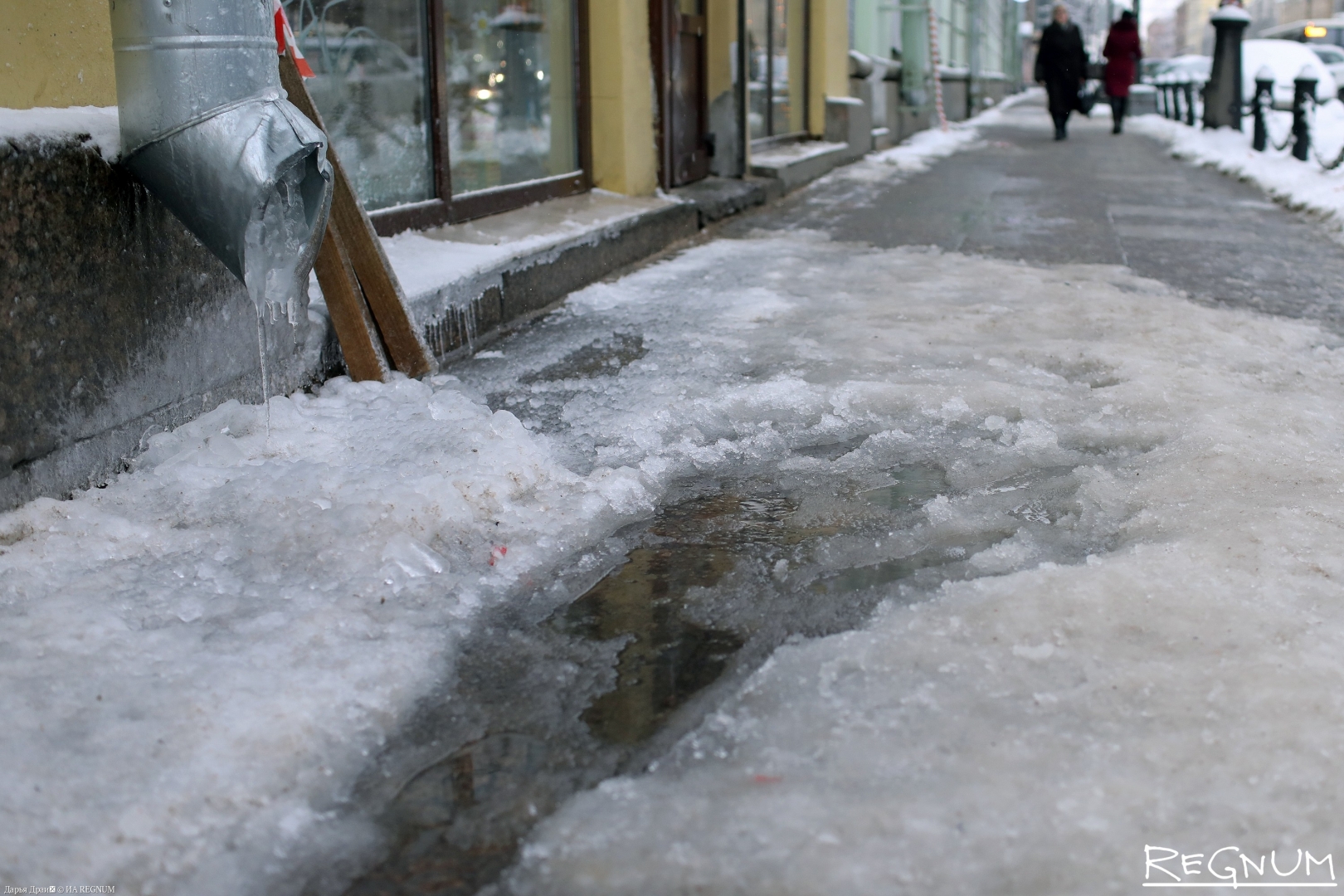 Гололед будет. Гололед во дворе. Меры борьбы с гололедом. Городские комунальщики,лёд. Гололед Вологда.