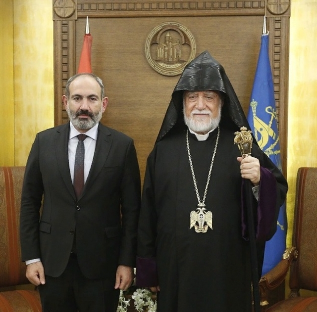 Никол Пашинян и католикос Арам Первый 