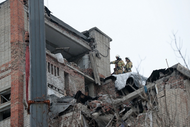Ростовские спасатели разбирают завалы на месте ЧС в Шахтах вручную