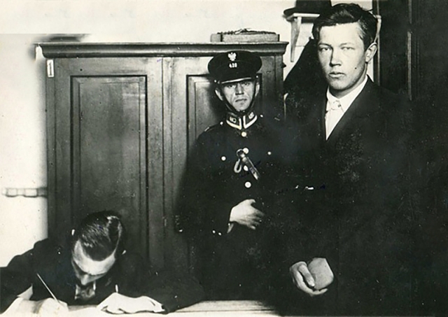 Борис Коверда на допросе в полицейском железнодорожном участке после убийства Войкова. 7 июня 1927 года