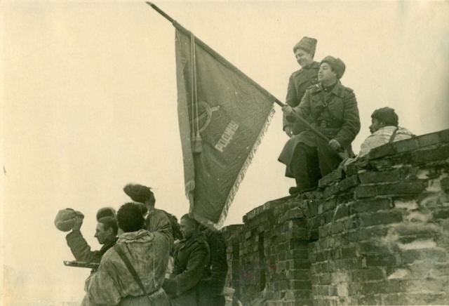 То самое Знамя и мишень из Толстого: Новгородский музей вспоминает о войне
