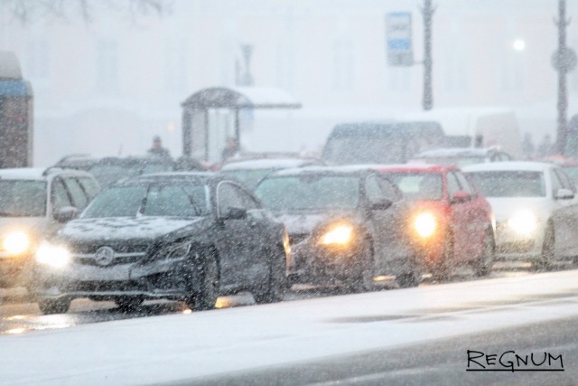 Московским водителям рекомендуют пересесть на метро из-за снегопада