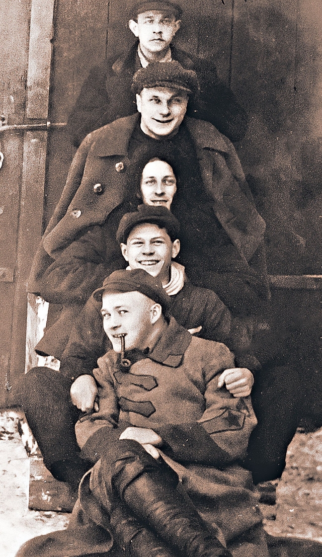 Аркадий Гайдар (внизу) с пермскими коллегами-журналистами