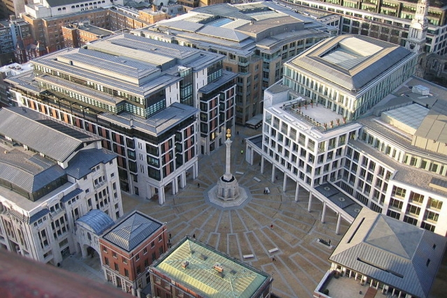 Патерностер-сквер — местонахождение Лондонской фондовой биржи. Сити