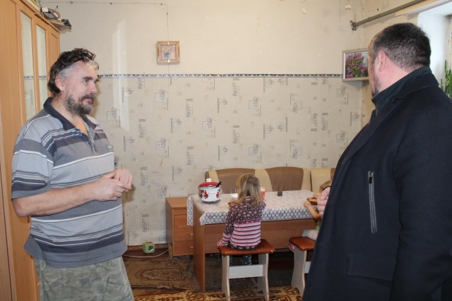 Ярославский детский омбудсмен навестил многодетного отца-одиночку