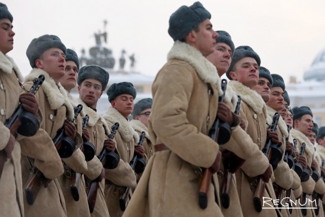 Военнослужащие в форме Ленинградской дивизии народного ополчения
