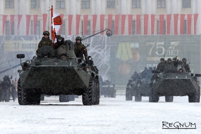 Колонна БТР на военном параде в честь 75-й годовщины полного снятия блокады Ленинграда 