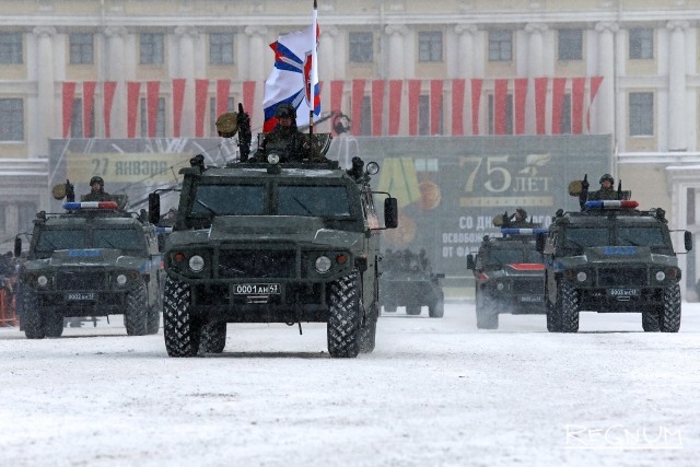 Колонна автомашин на военном параде в честь 75-й годовщины полного снятия блокады Ленинграда 