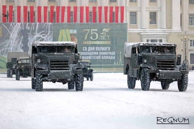 Военная техника времен Великой Отечественной войны на военном параде в честь 75-й годовщины полного снятия блокады Ленинграда 