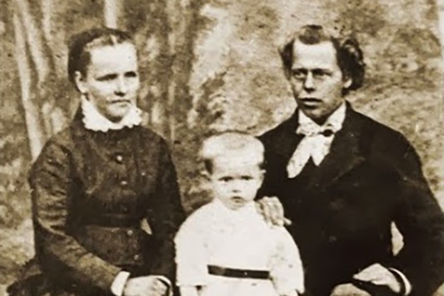 Павел Бажов с родителями